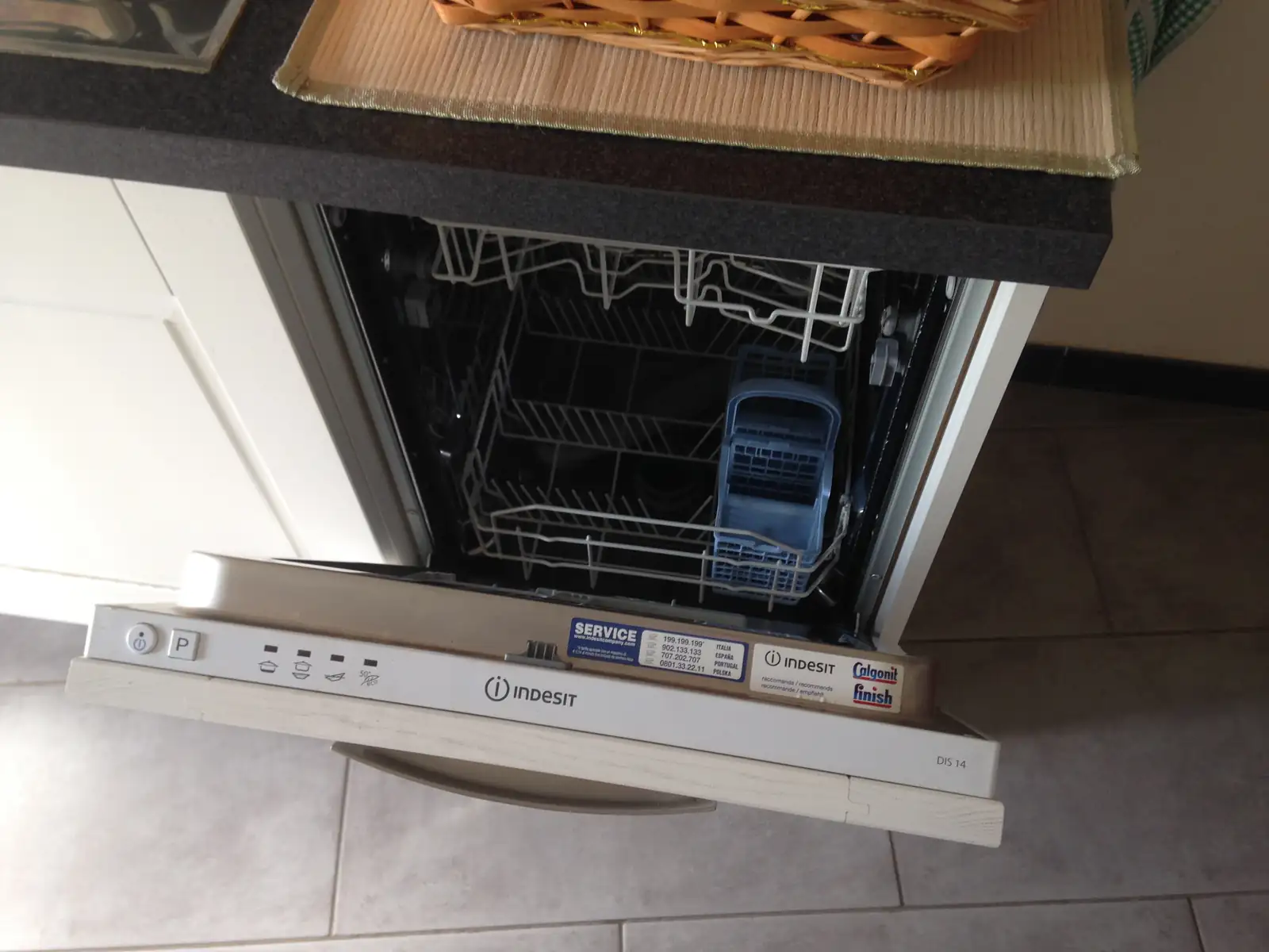 Foto: Air fans · CC BY-SA 4.0 · Wikimedia Commons Lavavajillas integrado abierto bajo la encimera de una cocina, con el panel de mandos en el canto de la puerta